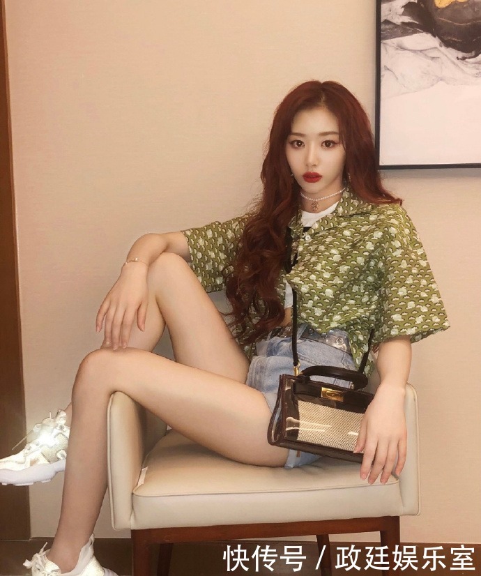 牛仔|孔雪儿不做腿模可惜了!穿牛仔短裤都洋气,“丝袜”美腿让人羡慕