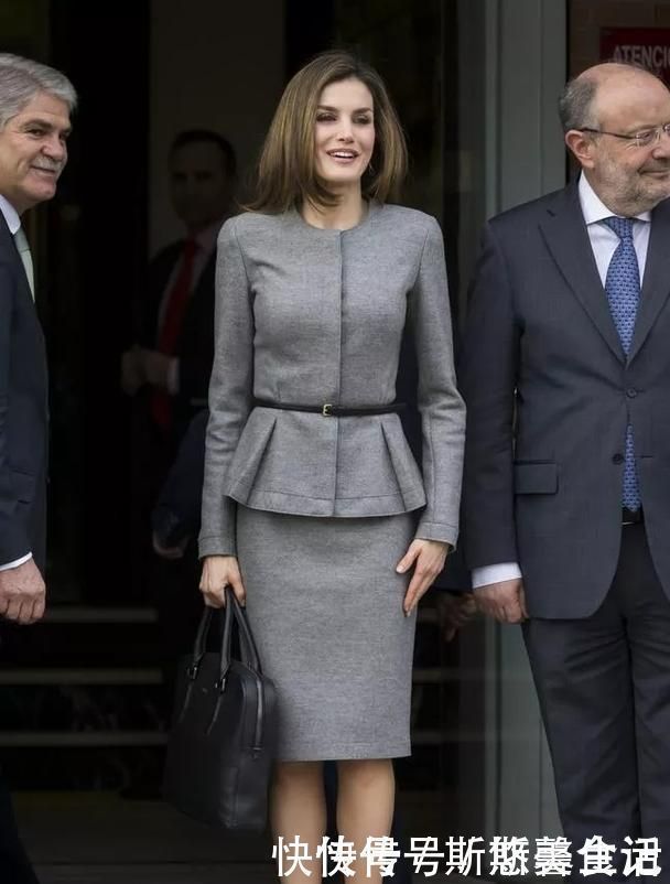莱蒂齐亚|西班牙王后带火了“铅笔裙”,知性干练又优雅,特适合40岁女人