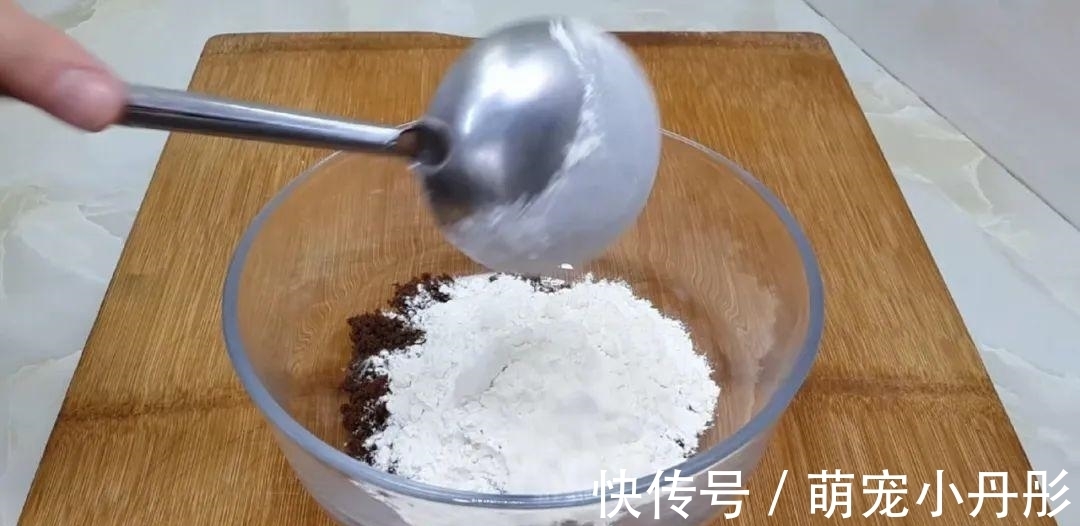 面粉|面粉这做法太香了，开水一烫，焦脆又空心，比油饼鸡蛋饼好吃几十倍