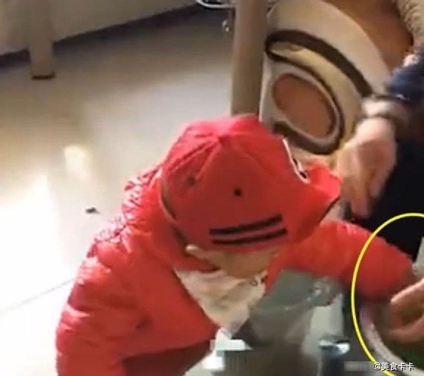 豌豆|奶奶上1秒钟还看着孙子笑呵呵,下1秒看到宝宝的动作后,气炸了