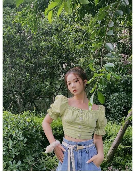 小西装|张紫宁分享日常碎片,抹茶绿泡泡衫甜美俏皮,洋溢青春元气少女感