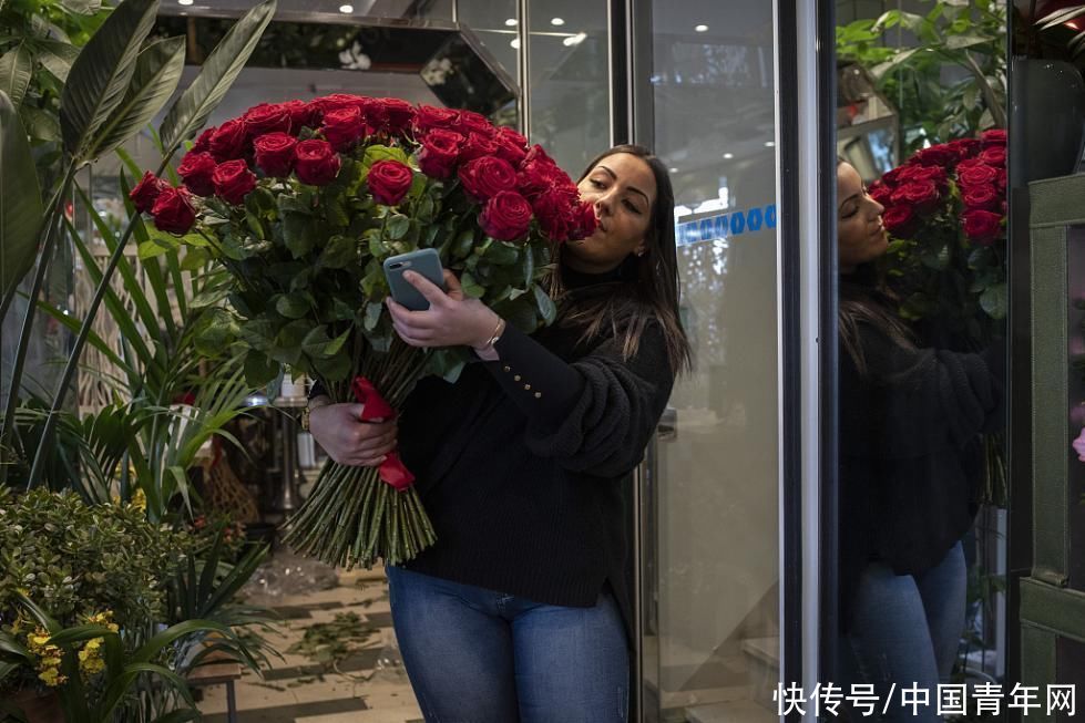 巴黎疫情中迎情人节 埃菲尔铁塔营造极致浪漫