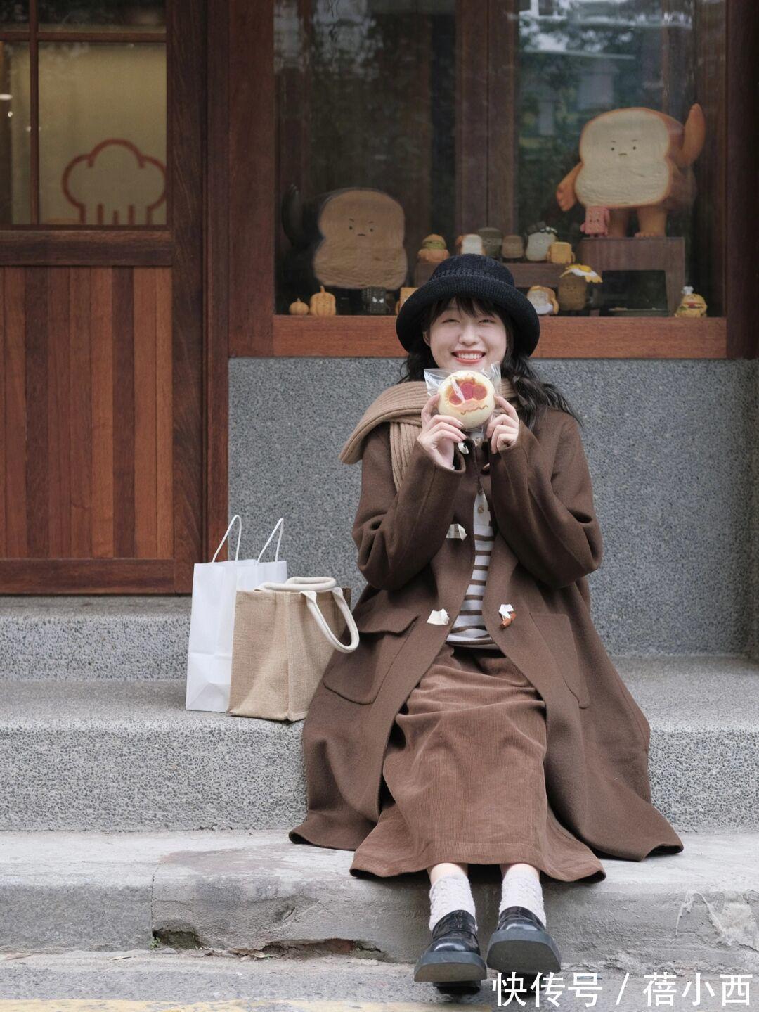 牛角扣|想减龄就试试“牛角扣大衣”，轻松get少女气质，告别单调老气