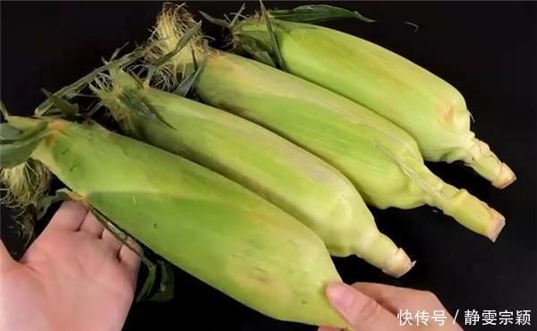 煮玉米不要清水下锅,多加2样东西,玉米更加香甜软糯,快学学