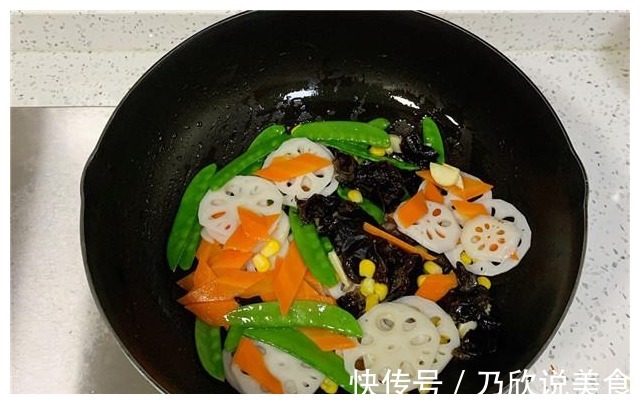 老婆坐月子没胃口,我用5种蔬菜做份小炒,出锅后她连吃两碗饭!