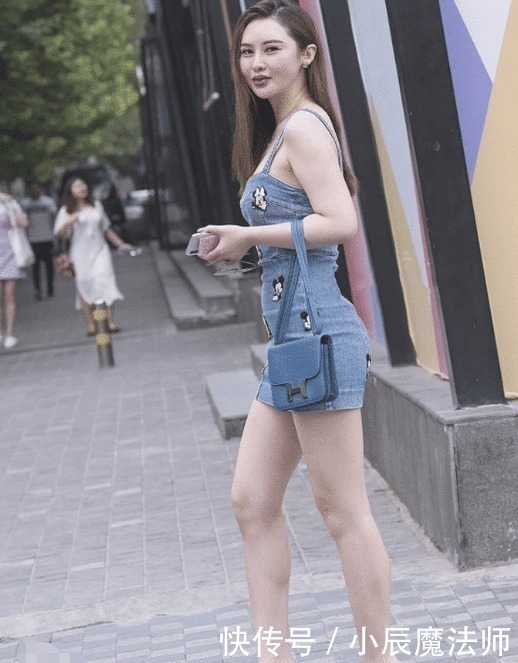 小姐姐的蓝色牛仔裙好可爱，笑容也是可爱妩媚，回头率超高的