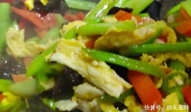 芹菜|炒芹菜有人焯水,有人直接炒,都不对,多加一步,脆爽好吃不塞牙