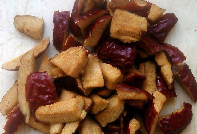 润燥|冬天,用苹果和雪梨煮下火糖水,每天喝一碗,润燥解渴嗓子也舒服