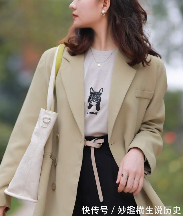 T恤 微胖女生怎么穿才好看西服外套搭配T恤和黑色短裤,显高又显瘦