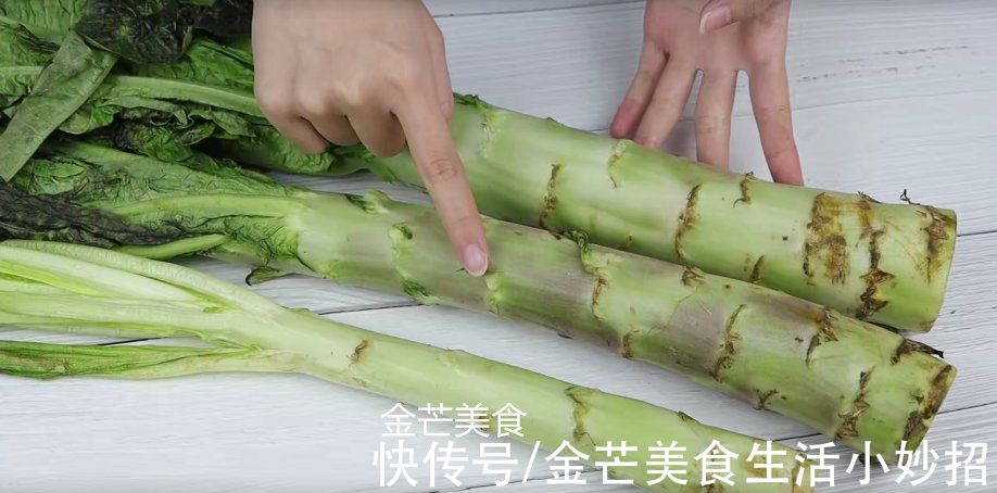 保存莴笋直接放地上是不对的，菜贩子教我一招，放上一个月都不坏