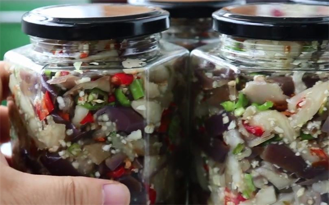 晾干|教你在家腌茄子,一次买10斤茄子腌制起来,放一年不怕坏