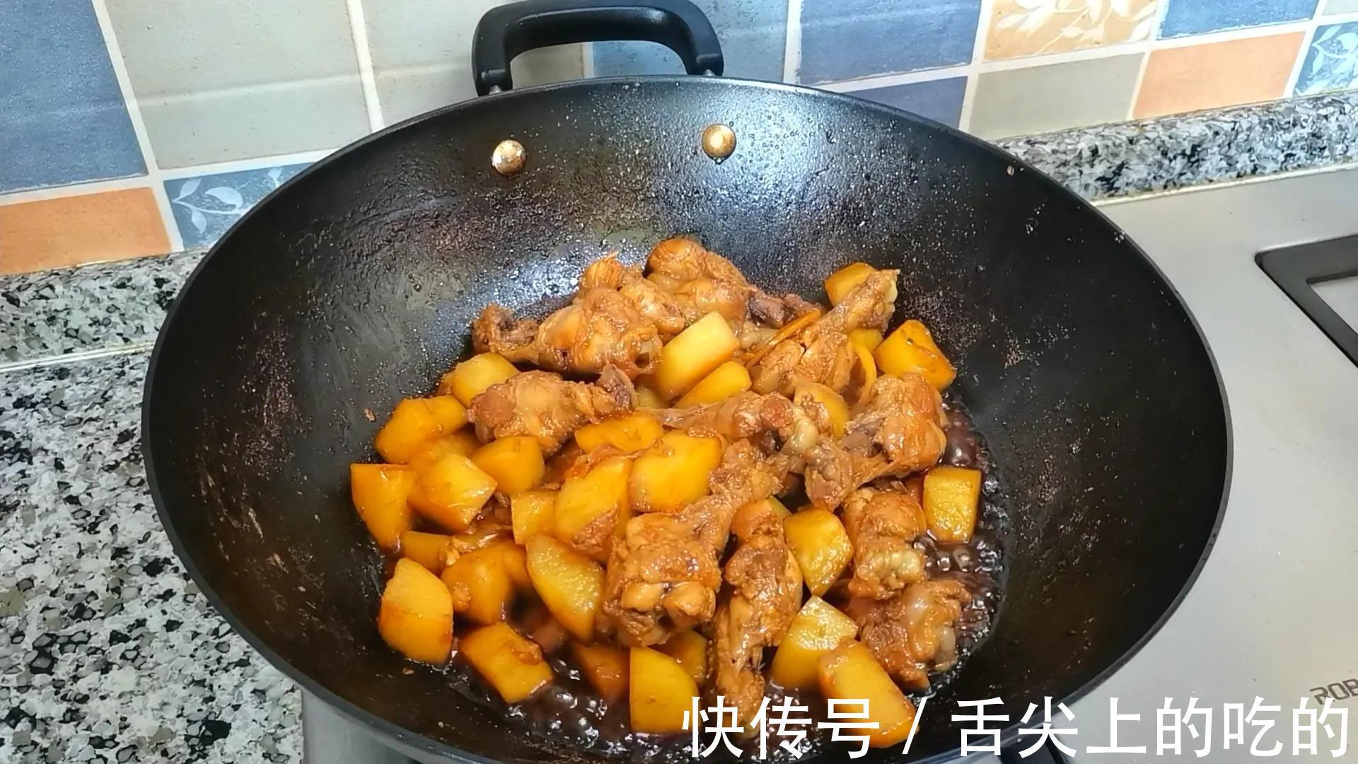 家常|翅根焖土豆,好吃到舔手指,简单的家常小炒,上桌就被抢光了