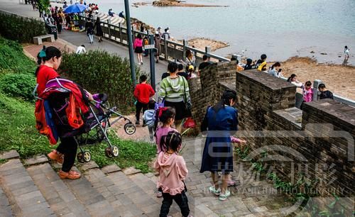 老年|江西赣江正源河滩裸露，绵延金色沙滩引众人打卡，罕见场面景别致