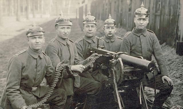 钢盔|英、法、德在一战时期的钢盔竞赛，法国头盔的突出物其实有大用处