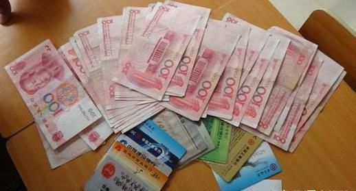 小学生|小学生放学,孩子背“麻袋”当书包,站在队伍外不敢靠近惹人心疼