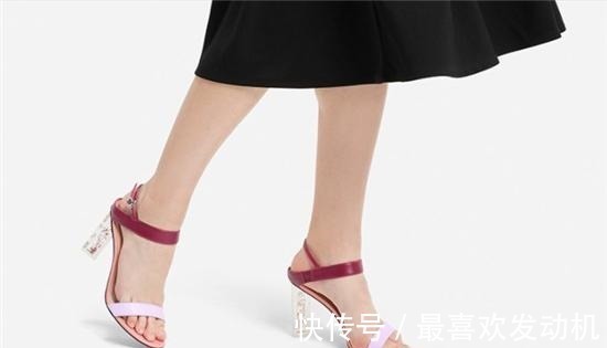 一字扣 搭配超高的一字带细跟高凉鞋, 让你的双脚更显纤细与修长!