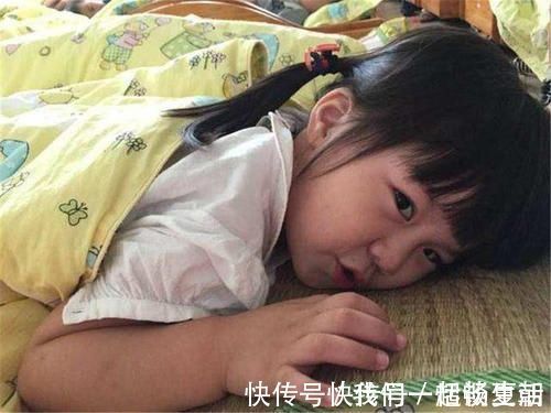 孩子|老师将一孩子午睡发群里,家长群一下炸了,亲妈认领:我家娃没错