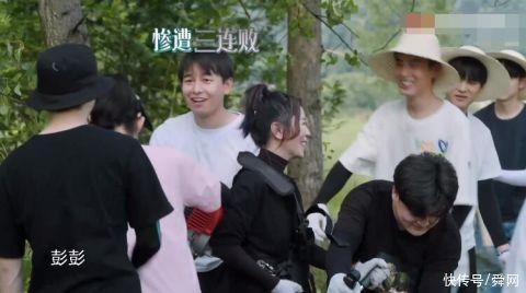 累觉不爱|彭昱畅卖力开除草机结果“翻车” 网友:用脸发力，真是辛苦脸了!