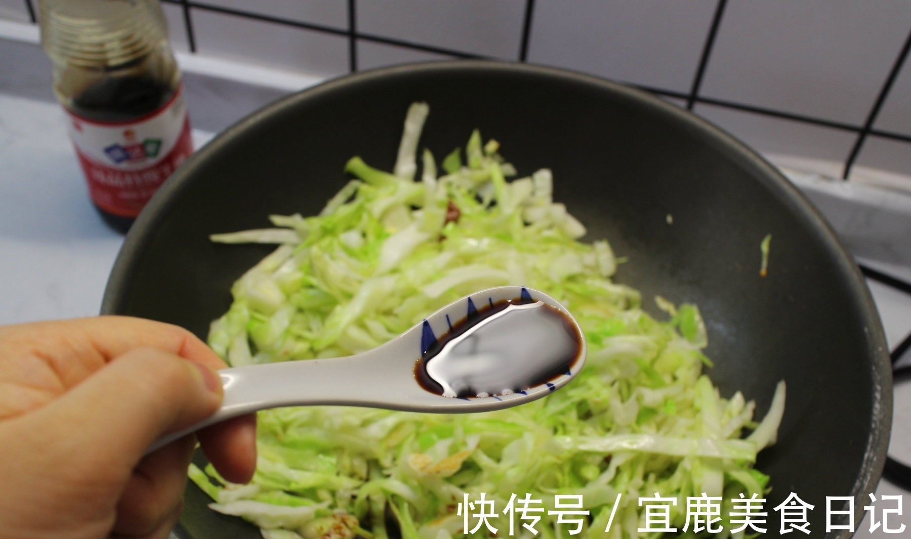 包菜炒粉丝|夏天，宁可不吃肉也要吃这菜，三两下炒一锅，不放肉却比肉香