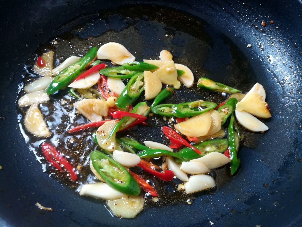 冬天吃山药白菜,都不如多吃它,我家每年囤一箱,炒菜炖肉都好吃