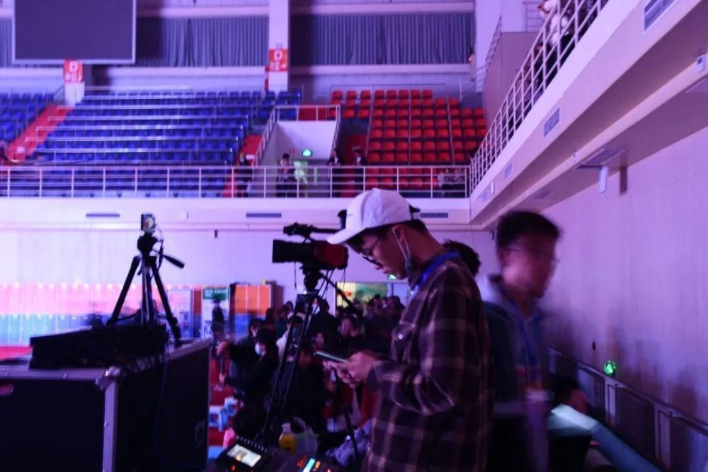 冬天的第二场雪和今晚的校园歌手大赛更配噢~