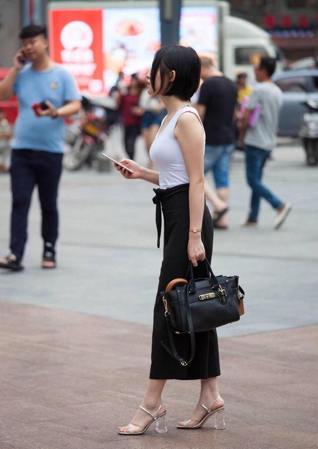 显瘦|又火了一种“另类”穿法, 裹着“围裙”出门, 时髦显瘦又高级!