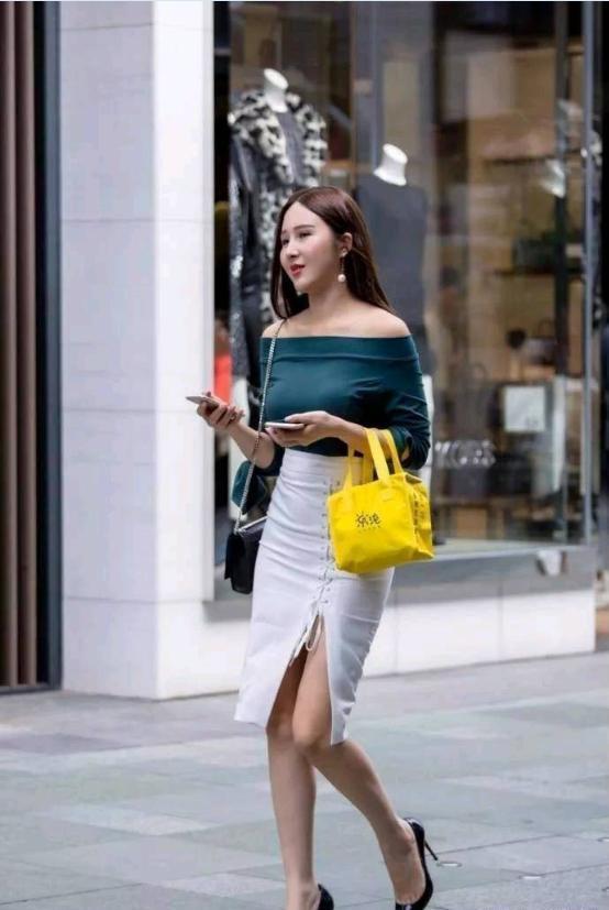 美女这身搭配真是绝了, 一字领上衣绑带半身裙, 轻松玩转时尚潮流