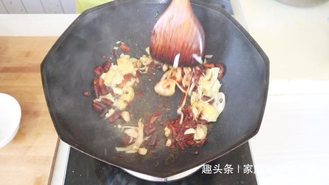 爱吃水煮鱼不会做，大厨详细教你做法步骤，20块钱本钱够全家人吃