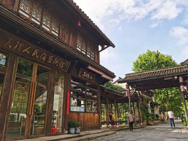 桥西直街|国庆去哪玩？避开人从众 杭州这些特色街别错过