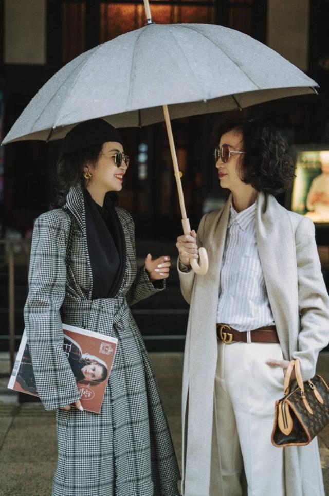 街拍 别再花冤枉钱!秋冬大衣外套如何选三木母女示范经典款不分年龄