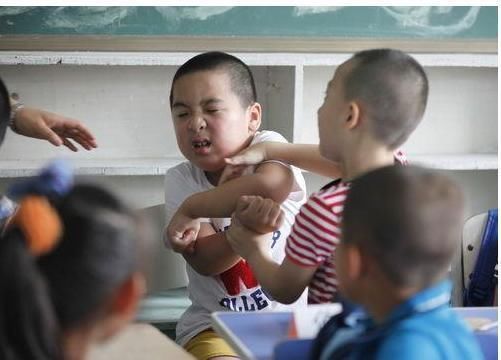 孩子|孩子在外面被欺负,千万不要教他说这三个字,否则会越来越软弱