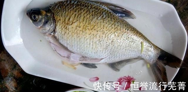 做清蒸鱼，有人用酱油有人用盐都是错的，难怪鱼肉不嫩还不香！