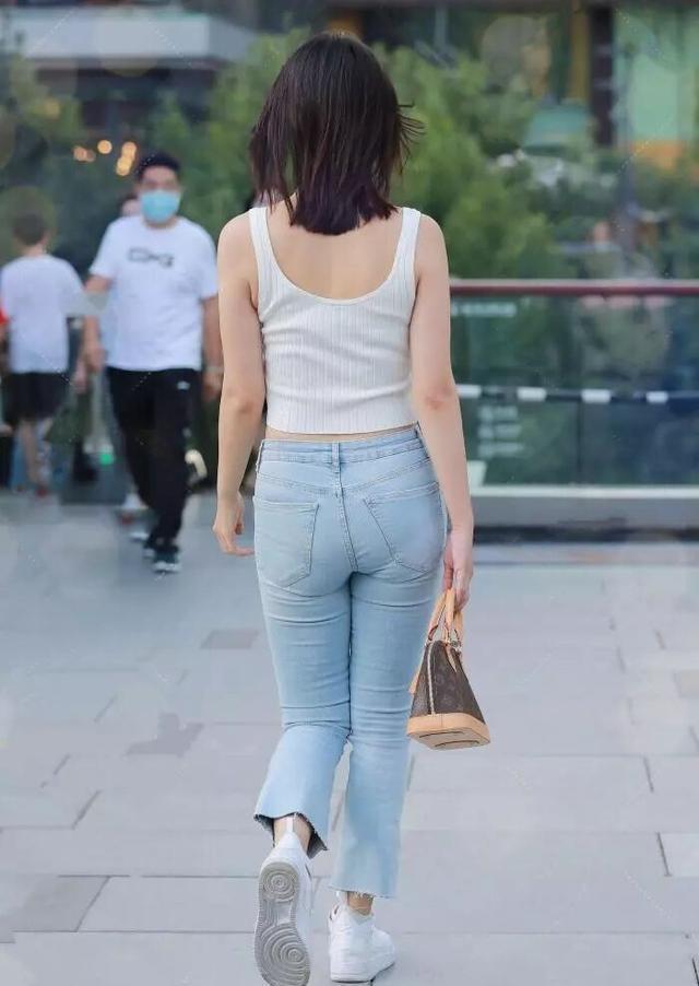 效果|今年很火的“上短下长”穿法, 应对“胯宽”身形, 时髦还洋气!