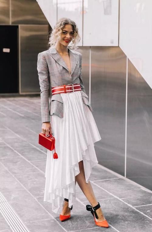 最近流行穿“过膝裙+西装”，洋气显高又保暖，时髦精们也爱了