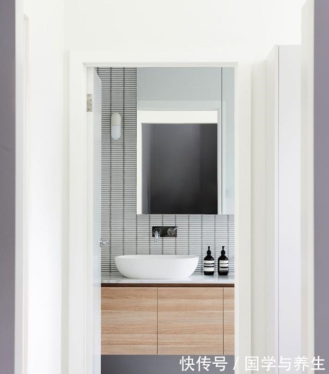 草绿色|幸福的四口之家,一扇生动记录风景的窗,草绿色的客厅,人人羡慕!