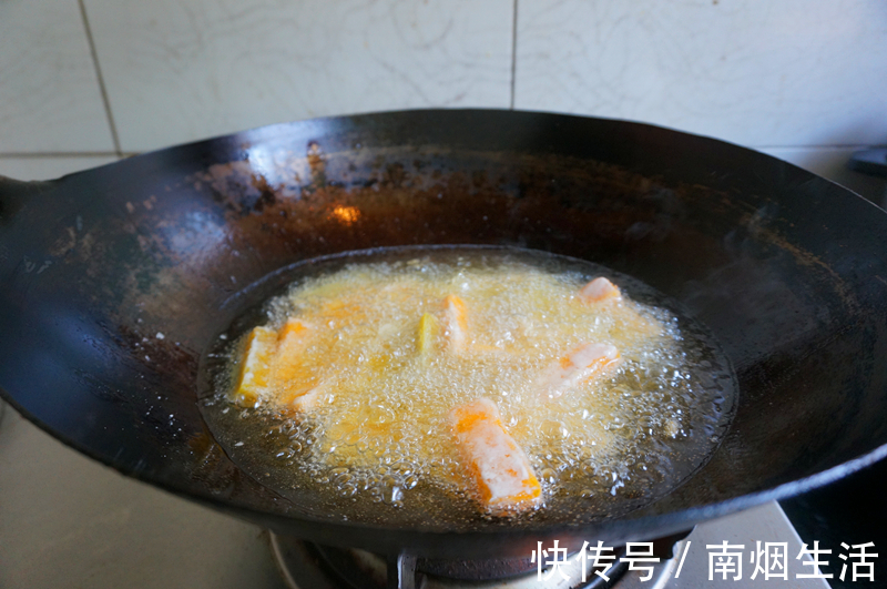 跟着我一起|蛋黄焗南瓜家庭版简单做法，味道香甜，色泽诱人