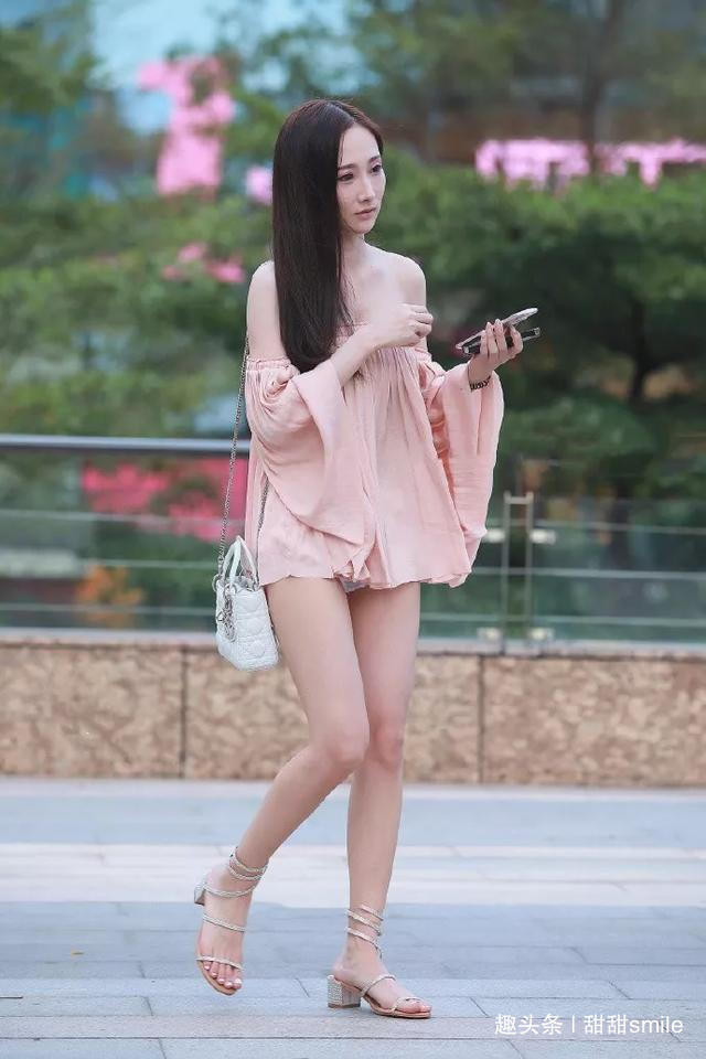 高跟鞋 美女脚上搭配着一双气质的高跟凉鞋,简约的搭配,显年轻又显时尚