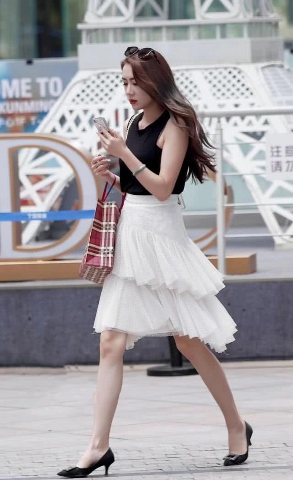 路人街拍,黑色的背心搭配柔美的白色裙子,尽显时尚潮流