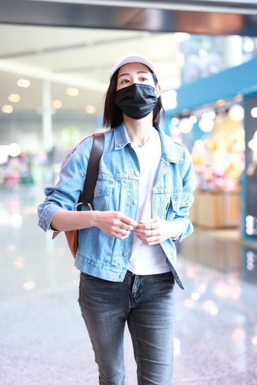 双腿|张钧甯私下气质少女减龄，紧身牛仔裤勾勒肉感双腿，休闲感好强