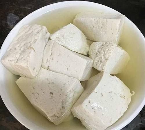 去鄉下探望婆婆,她做的一桌菜讓我下不了口,嘗一口后,卻吃到撐
