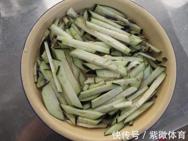 青辣椒|炒茄子时，别着急下锅，多加“这一步”，茄子不吸油还特别香