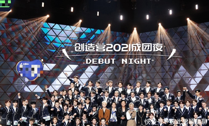 创4庆功宴生图曝出,王嘉尔全程专心干饭,我却被贵公子刘宇吸引