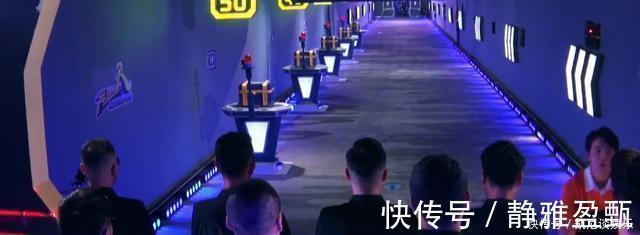 |郭麒麟有多幽默《奔跑吧》黑衣人努力憋笑,看样子快忍不住了