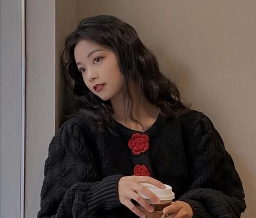 羊毛卷已经过时了，今春流行“法式烫”，自然蓬松又洋气