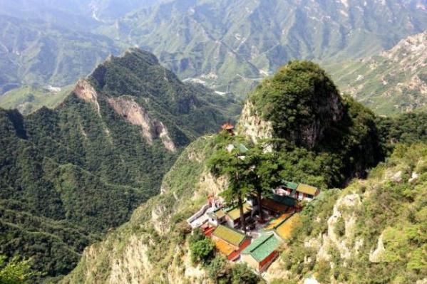 北京为保护一眼泉，悬崖边修建一座寺院，是都市中难得的寂静地