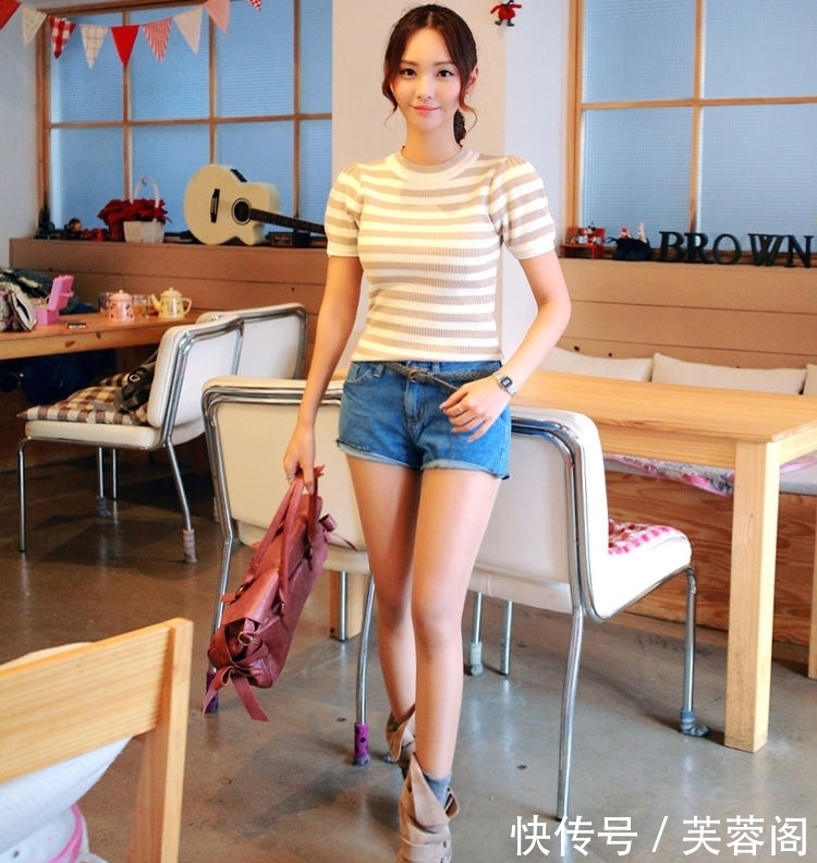 栀子|紧身牛仔裤小姐姐凹凸有致,时尚性感,魅力十足!