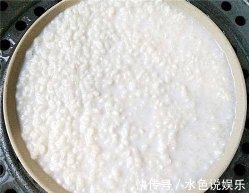 米饭不和鸡蛋炒,和这水果炒,酸甜开胃,颜色鲜艳,粒粒分明松散