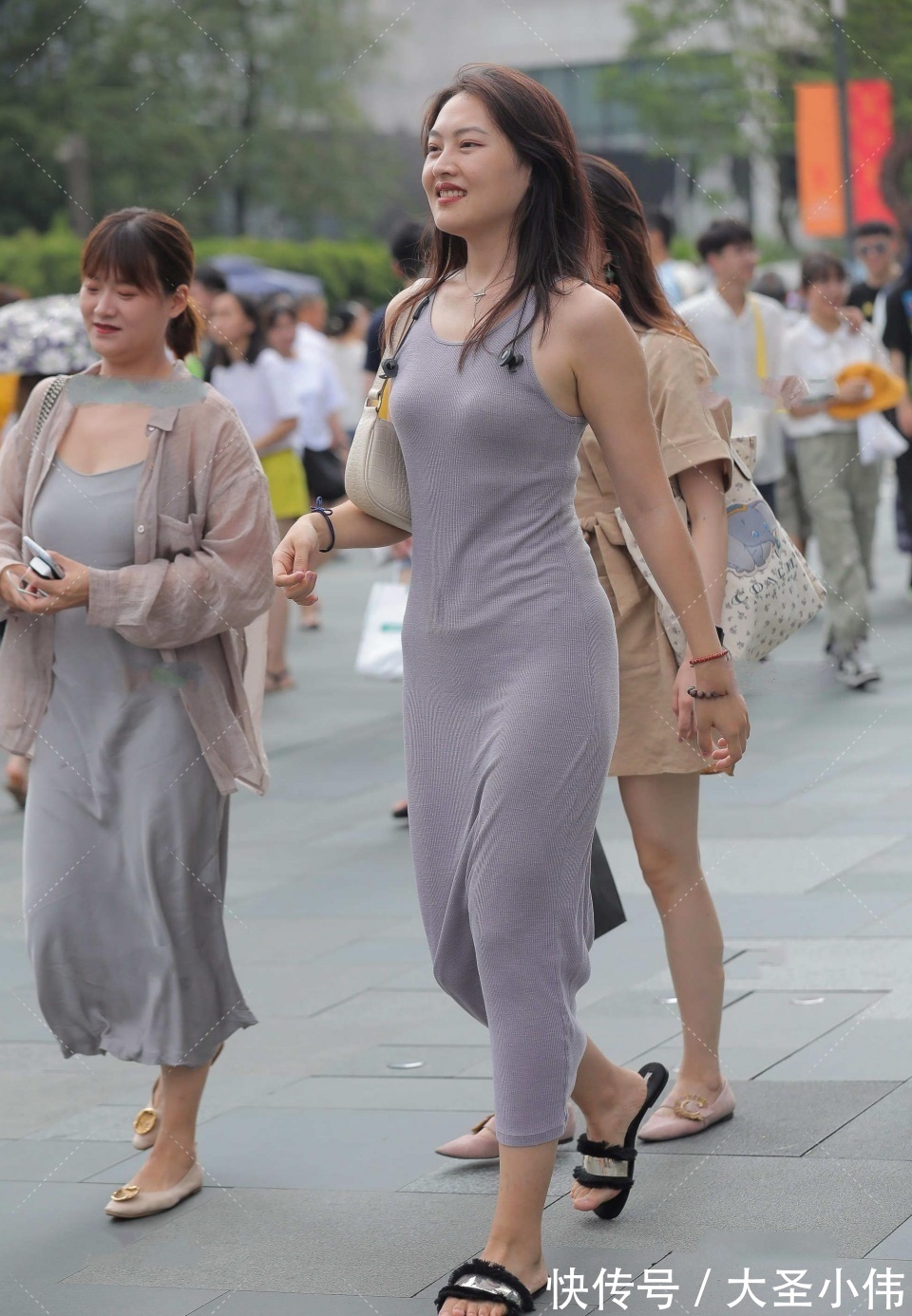 魅力|美女街拍：可甜可咸的小姐姐，虽然肚子上有点肉，但丝毫不影响她的魅力四射