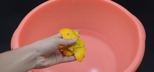  脚后跟干裂脱皮不用愁，教你一个土方法，轻松解决，省钱又实用