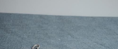 今天才知道，易拉罐拉环上套根橡皮筋，有一个隐藏实用功能，太棒了